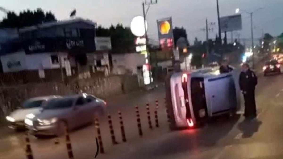 Exceso de velocidad provocó volcadura en Esteban de Antuñano