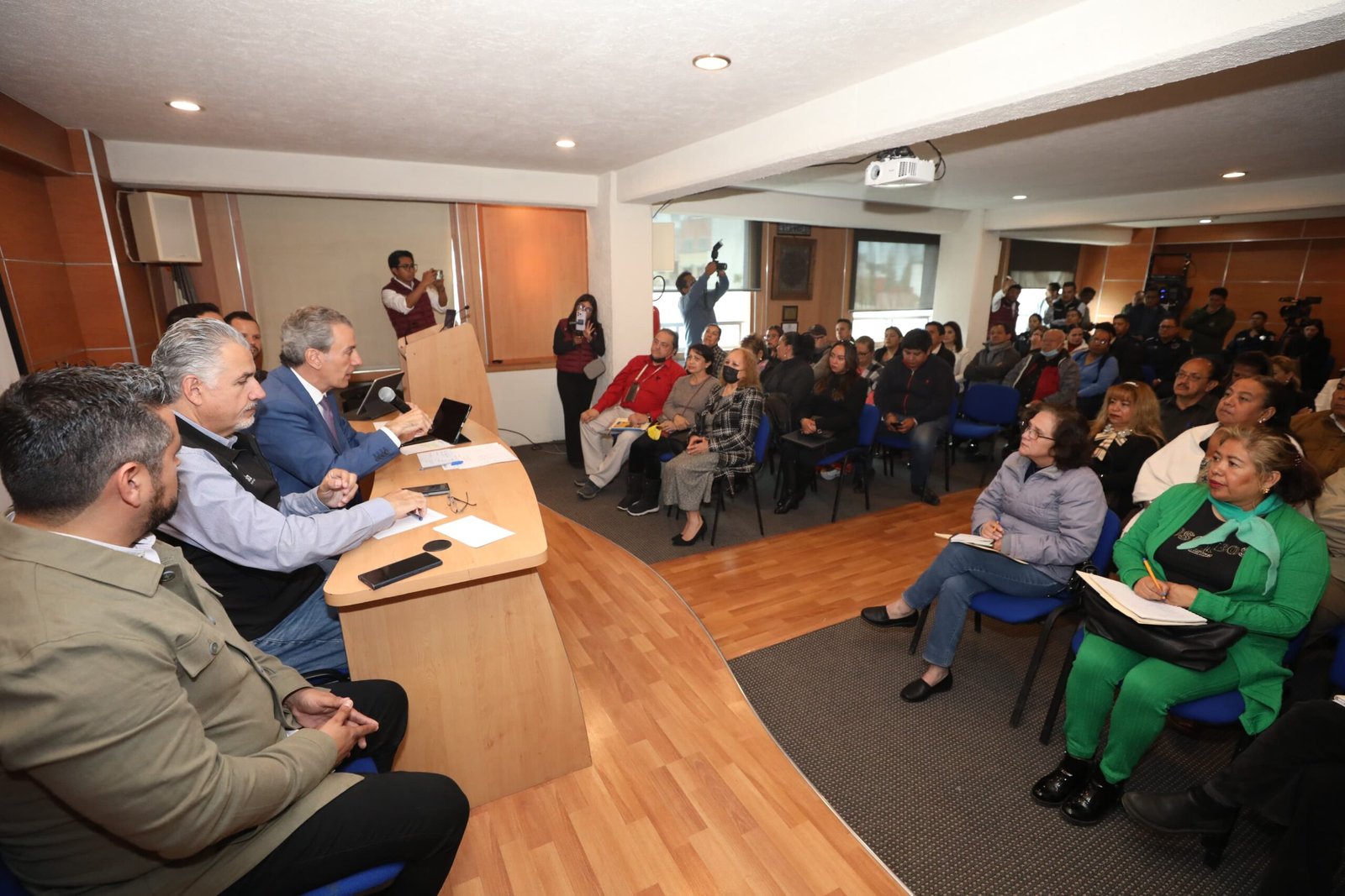 Pepe Chedraui dialoga con vecinos de 25 colonias