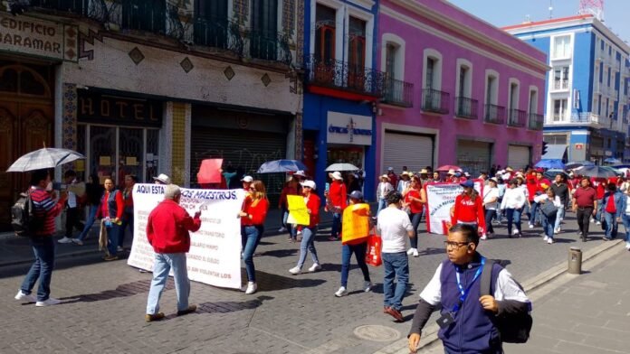 Jubilación y pensiones en riesgo: docentes protestan contra el ISSSTE