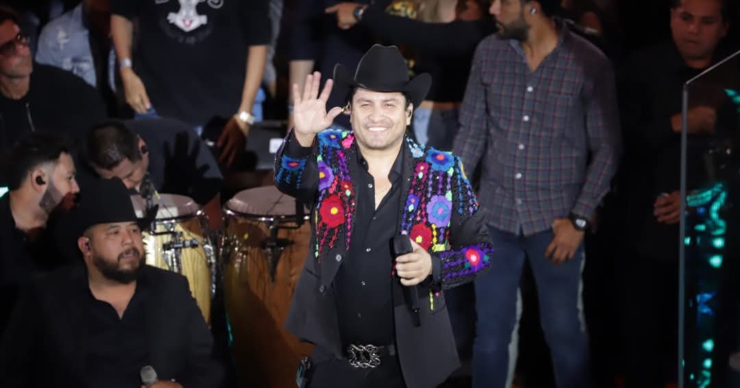 Julión Álvarez reafirma su liderazgo en el regional mexicano desde Puebla