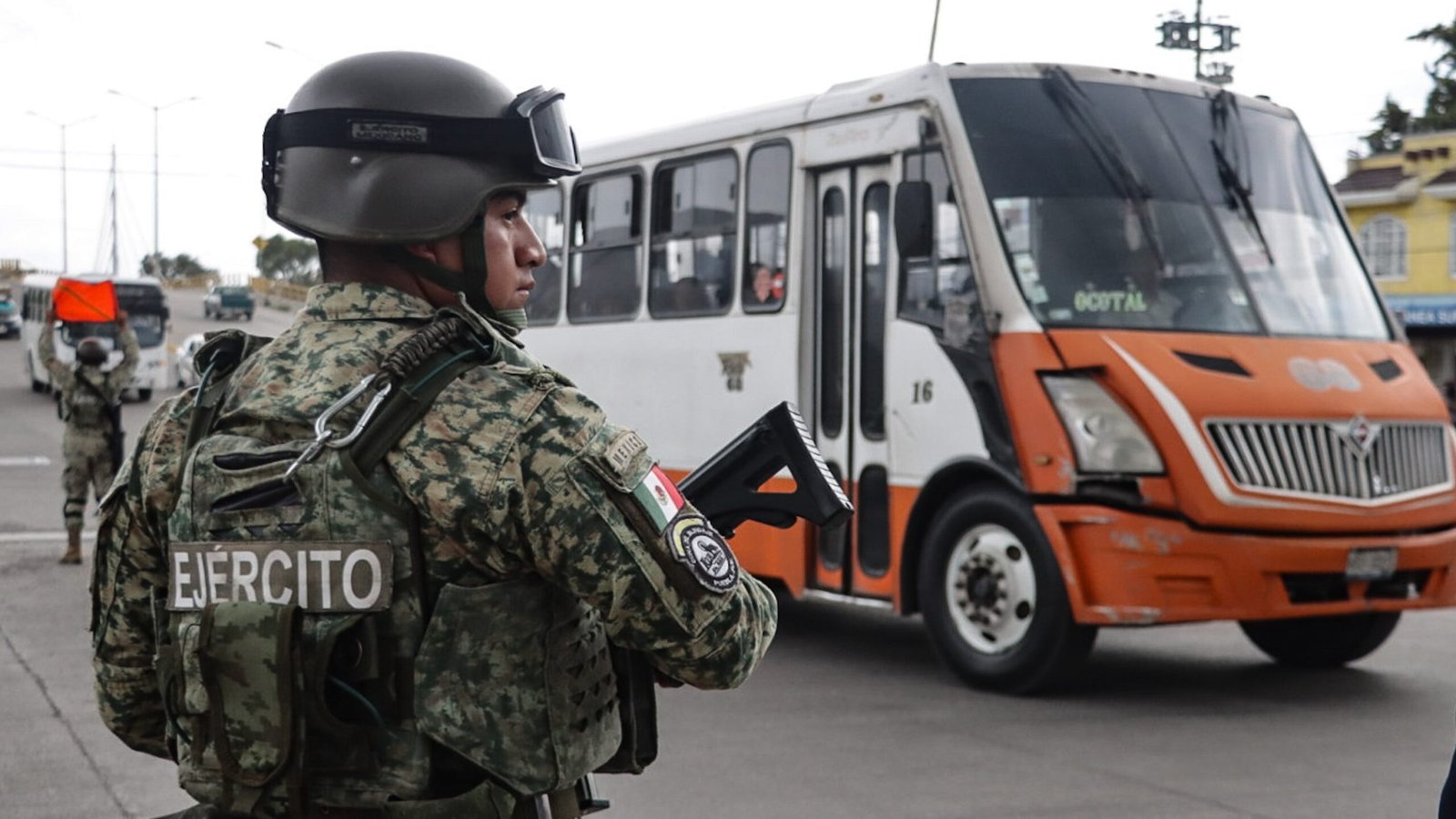 Policía fustra asalto en transporte público y es golpeado en Puebla