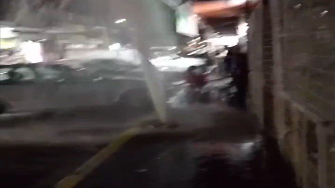 Camioneta rompe toma de agua contra incendios en mercado de Atlixco