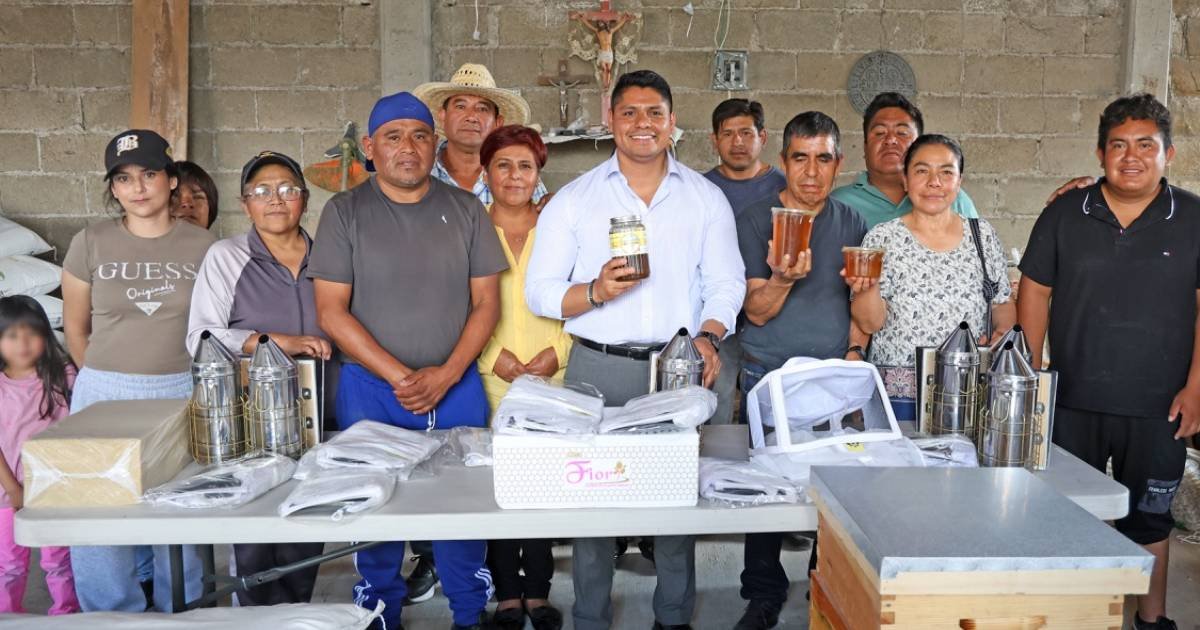 Dona Omar Muñoz mitad de su sueldo a apicultores de Cuautlancingo