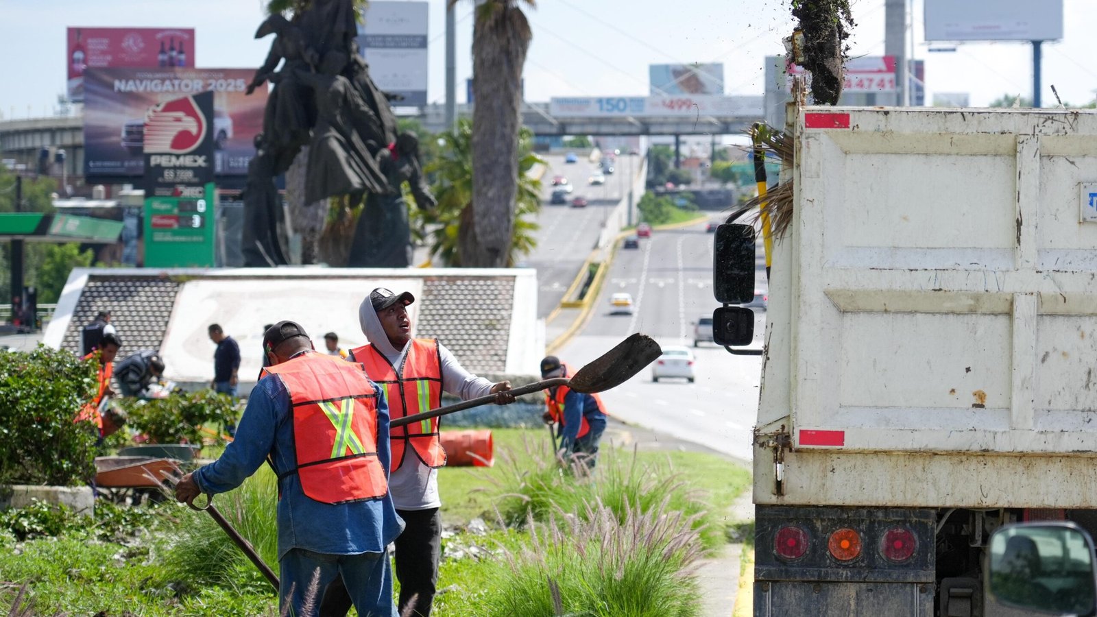 Comuna de Puebla realiza jornada de mantenimiento en la Vía Atlixcáyotl