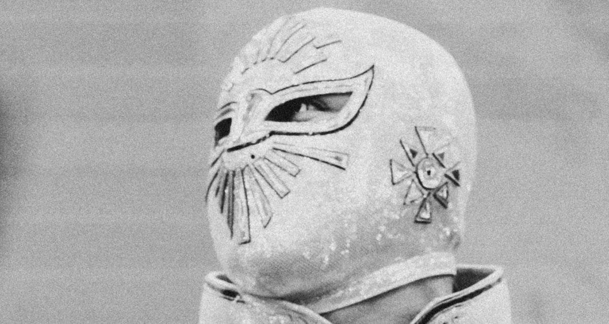 Místico apuesta su máscara en el 92 aniversario de la CMLL