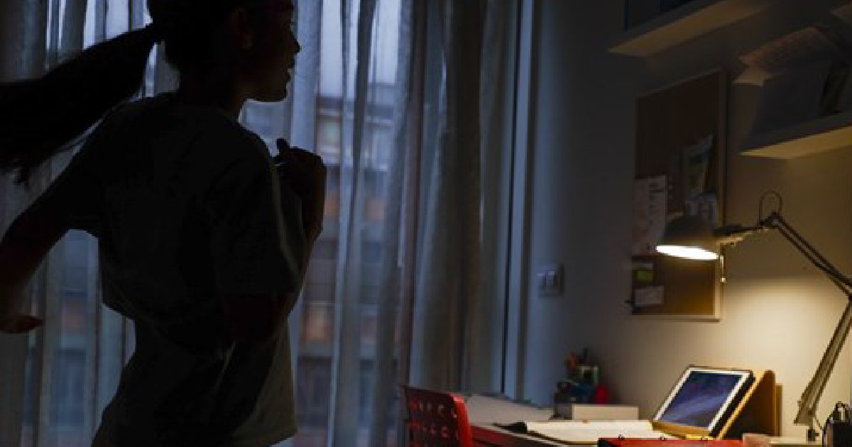 Francia busca prohibir redes sociales a menores de 15 años