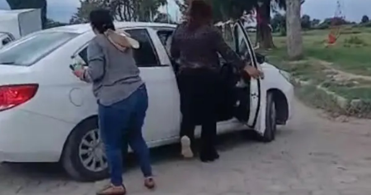 Mujeres acosan a menores, vecinos de Tecamachalco las acusan de tomar fotografías