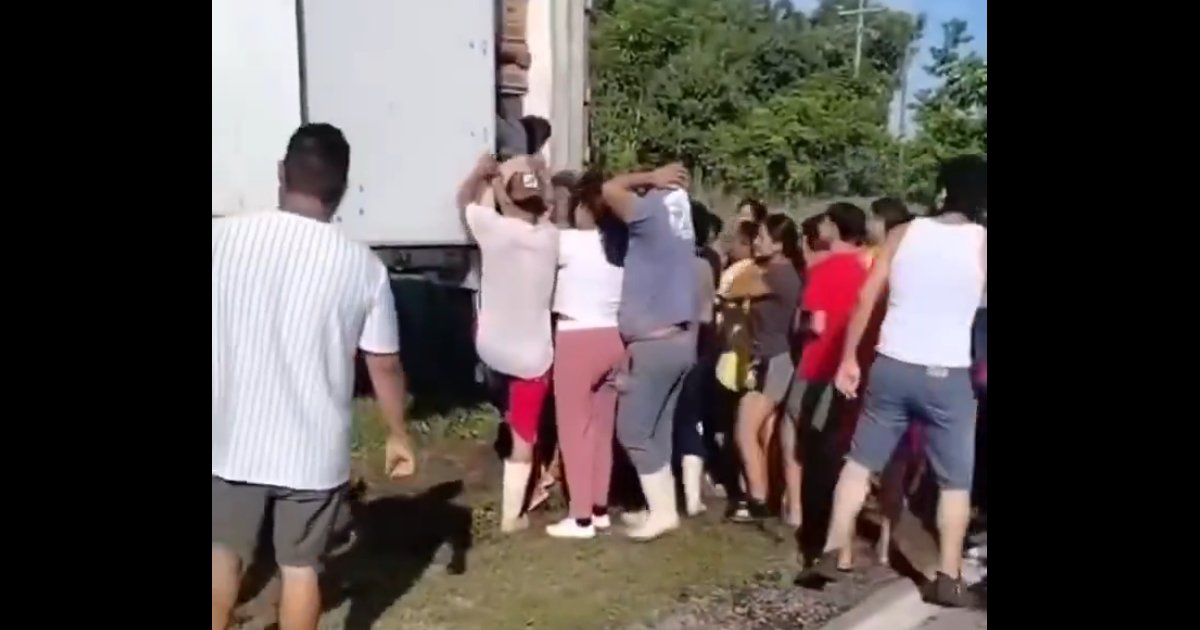 Ciudadanos de Chiapas hacen rapiña a camión, resolvía tema de una llanta