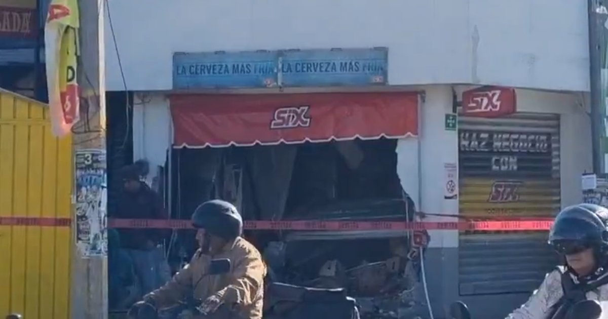 Accidente vial acaba con fachada de Tienda Six en Puebla