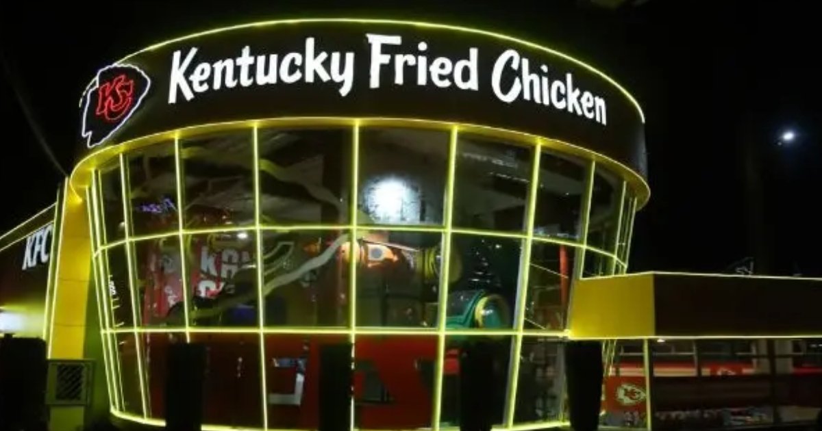 Asaltan sucursal de KFC en la 11 Sur, amagan a empleados y comensales