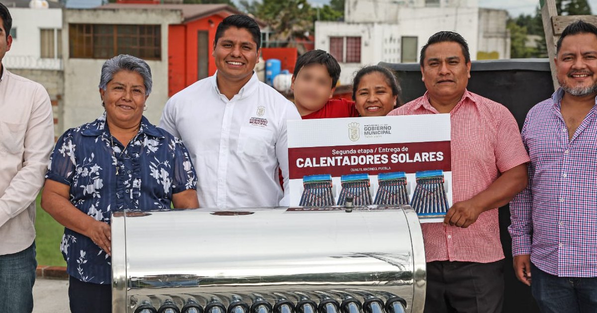 Inicia Omar Muñoz segunda etapa de entrega de calentadores solares