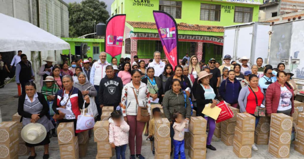 Entrega Pepe Chedraui apoyos alimentarios en Azumiatla