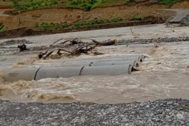 Lluvias intensas derriban puentes provisionales en municipios de la Sierra Norte”
