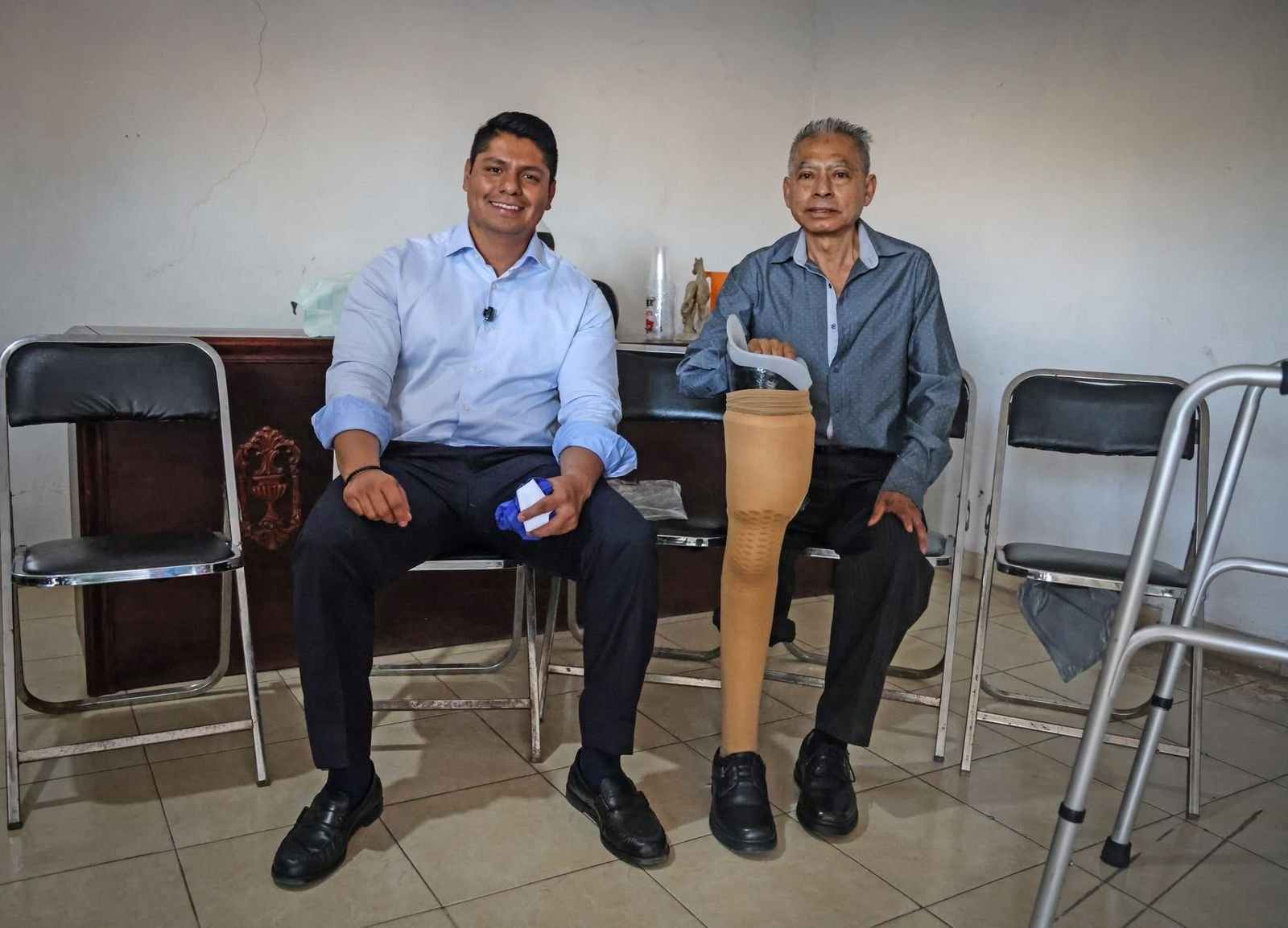 Cumple Omar Muñoz promesa de donar mensualmente la mitad de su salario