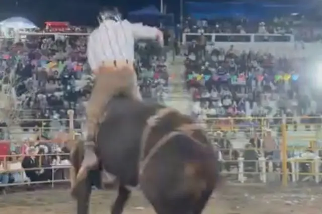 Jinete queda atrapado en megajaripeo de Huehuetlán y sufre graves lesiones