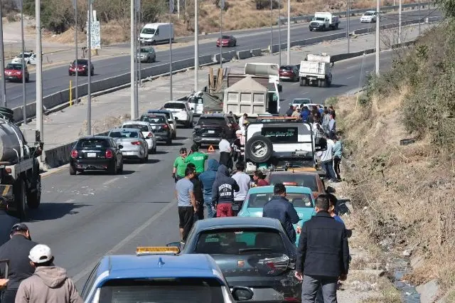 Camión ocasiona carambola y paraliza Periférico Ecológico en Puebla
