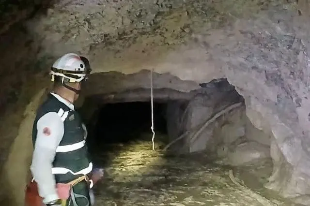 Rescatan con vida a minero atrapado tras derrumbe en Sinaloa