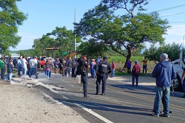 Pobladores bloquean carretera en Tilapa tras robo violento de camioneta