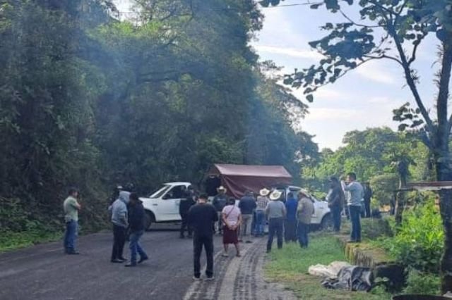 Bloquean Eloxochitlán por presunta intervención municipal en recursos indígenas