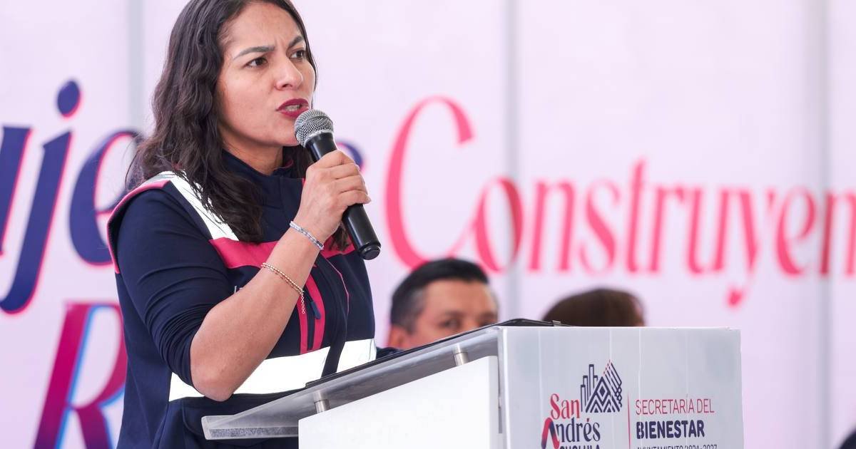 Lupita Cuautle entrega apoyos y opciones de crédito a 1,440 mujeres