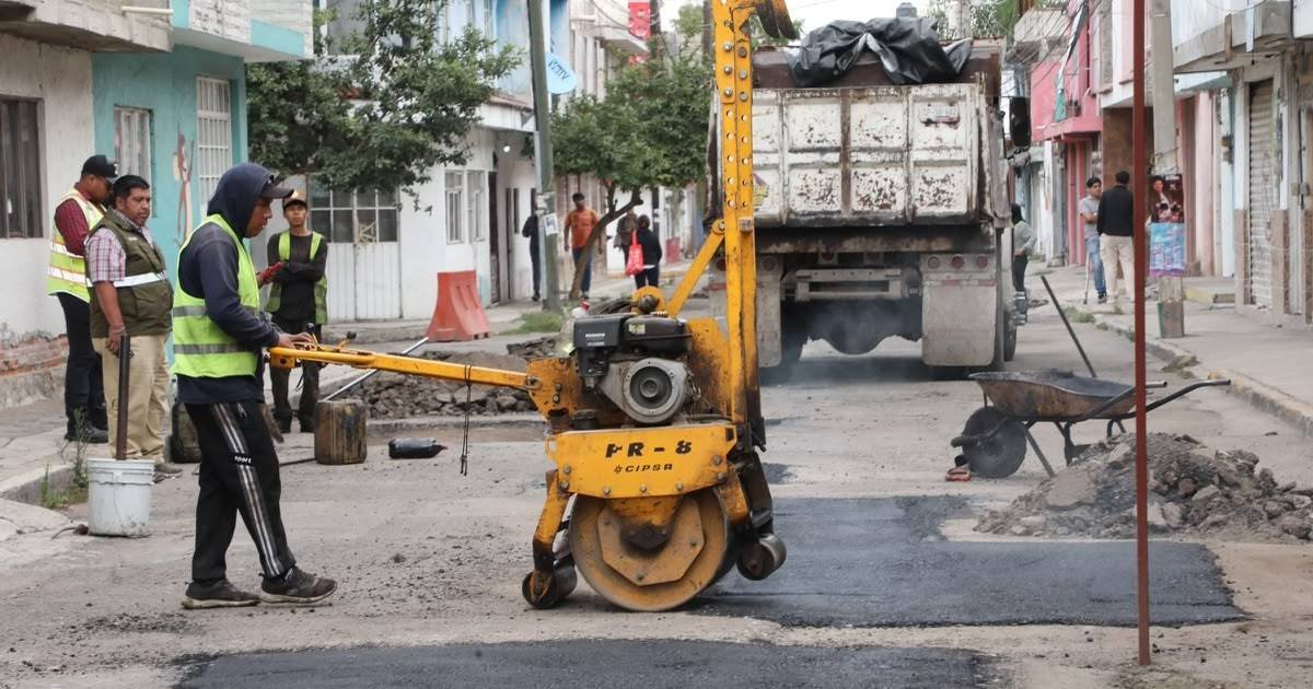 Supervisa Pepe Chedraui trabajos de bacheo en la colonia Popular Castillotla