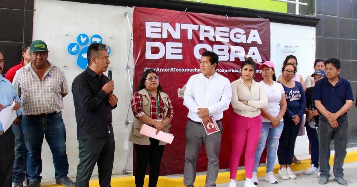 Tecamachalco entrega adoquinamiento en San Mateo Tlaixpan