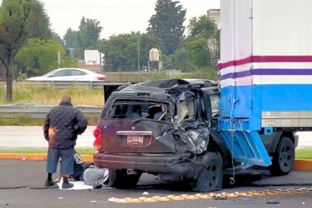 Derrape y choque contra tráiler estacionado en Periférico deja dos heridos