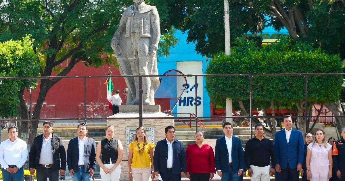 Mateo Hernández encabeza ceremonia cívica para iniciar la semana en Tecamachalco