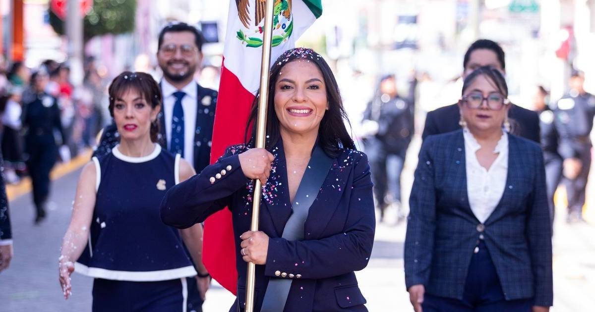 Lupita Cuautle encabeza desfile de Independencia en San Andrés Cholula