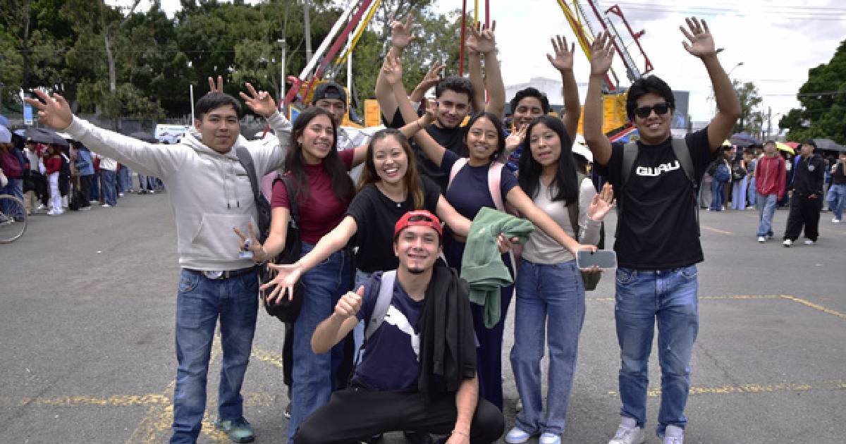 Comunidad universitaria celebra fiesta mexicana con juegos, lucha libre y antojitos