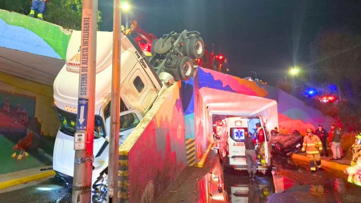 Taxi y tractocamión caen del Periférico Ecológico; hay tres heridos