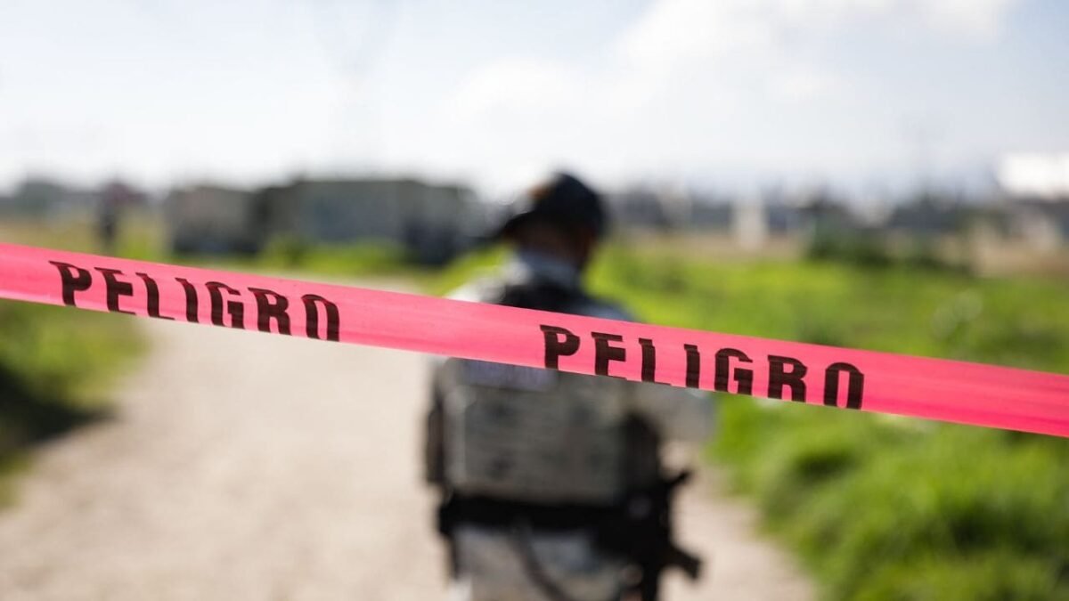 Hallan dos hombres muertos en paraje de Santa María Acuexcomac