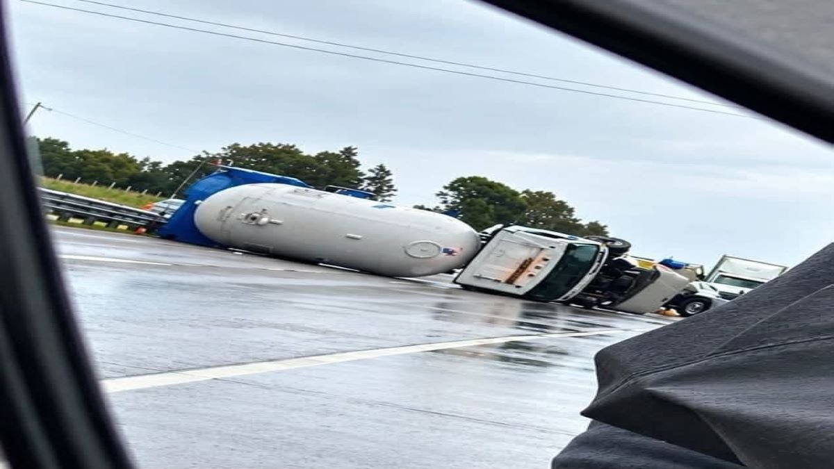 Volcadura de pipa con gas LP paraliza la autopista Puebla-Orizaba